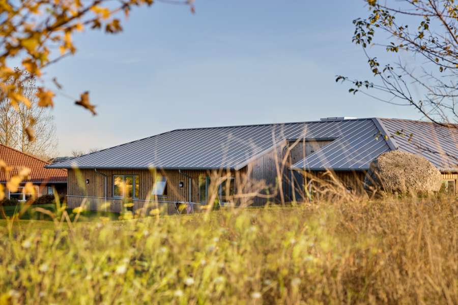Moderne tagløsning fuldender efterskolebyggeri, Rågelund Efterskole, Rågelundvej 179, 5240 Odense NØ